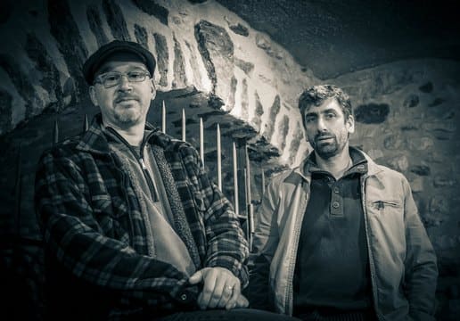 Gilles Guillerault et Sébastien Fargette, vignerons du Domaine Guillerault-Fargette à Sancerre, dans leur cave traditionnelle.